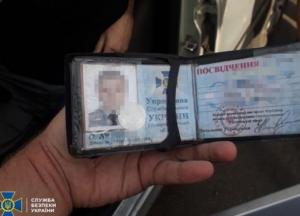 В Днепре задержали уголовника с оружием с поддельным удостоверением СБУ (фото)