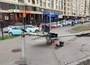В Киеве из-за сильного ветра рухнул светофор (фото)
