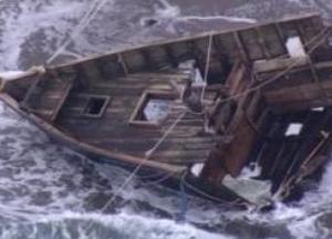 У берегов Японии обнаружили «корабль-призрак» с мертвецами на борту (фото)