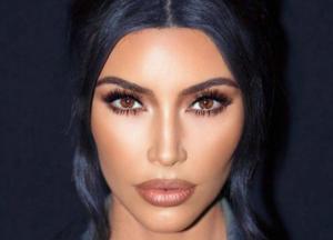 Ким Кардашьян отправилась на ланч в откровенном топе без белья (фото)