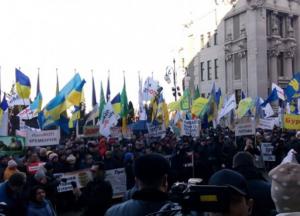 На Банковую привезли автозаки, охрана усилена (фото)