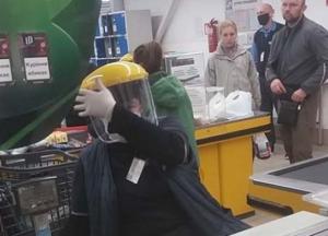 В днепровских супермаркетах АТБ кассиры теперь работают в шлемах (фото) 