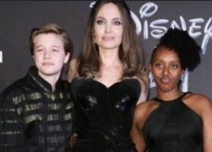 Анджелину Джоли раскритиковали за "накладную грудь" (фото)