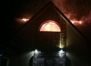Подожгли дом семьи судей в Херсонской области (фото)
