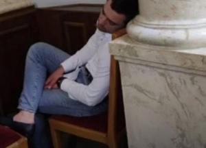 Депутат заснул в Раде при обсуждении азартных игр