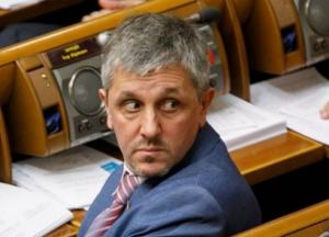 Нардепа от «Слуги народа» не пустили без очереди за зарплатой (видео)