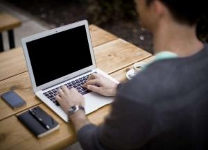 Ученые показали, как может выглядеть человек после 25 лет удаленной работы (фото)