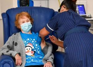 Стало известно, кому первым в мире сделали прививку вакциной Pfizer