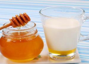 Врачи рассказали, что молоко с медом при простуде может быть опасным