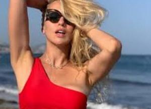 Оля Полякова восхитила шикарными формами в купальнике (фото)