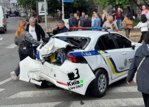 У Києві мікроавтобус на швидкості протаранив поліцію та BMW (відео)