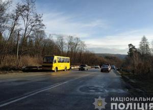 На Тернопольщине школьный автобус попал в ДТП, есть жертвы (фото)
