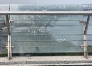 На "мосту Кличко" треснуло боковое стекло: появились детали