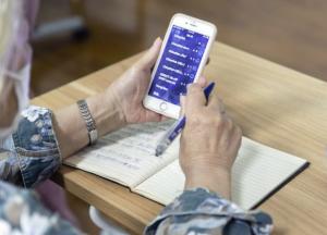 Вакцинированные пенсионеры получат бесплатные смартфоны – Зеленский