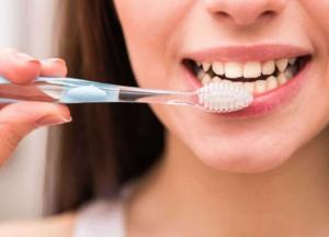 Стоматолог назвал популярные ошибки при чистке зубов