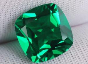 В Украину под видом стекла пытались переправить крупный изумруд