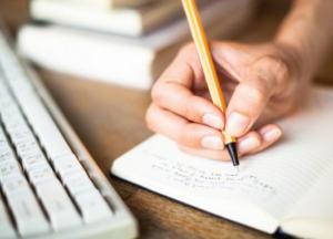 Ученые рассказали о преимуществе письма от руки