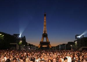 Маніяки зі шприцями масово кололи жінок на фестивалях вуличної музики у Франції (фото, відео)