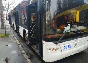 В Киеве загорелся троллейбус с пассажирами (фото) 