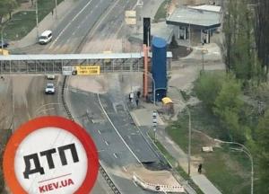 В Киеве на дороге образовался двойной провал (фото)