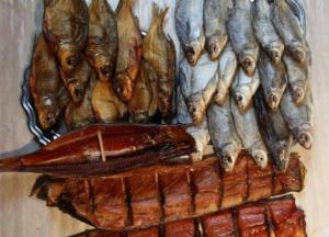 Медики рассказали, почему опасно есть вяленую рыбу летом