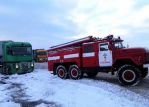 На Полтавщине из-за снегопада на дороге застряли 12 грузовиков (фото)