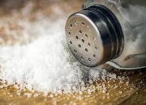 Названы первые симптомы переизбытка соли в организме