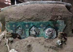 Археологи обнаружили в Помпеях уникальную римскую колесницу