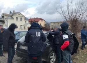 На Львовщине двух полицейских задержали за сбыт наркотиков (фото)