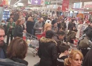 В Румынии опустошили магазины из-за коронавируса (фото)
