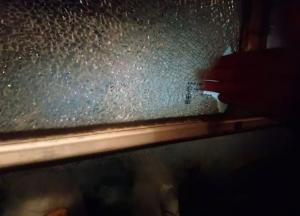 Новые Санжары: протестующие разбили окна автобуса и забросали съемочную группу камнями