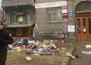 В Киеве девушка выбросила из окна вещи бывшего парня