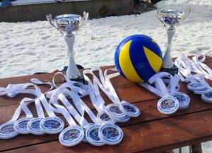 Закарпатські спортсмени вибороли золото на Чемпіонаті України з волейболу на снігу (фото, відео)