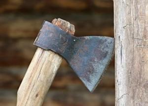 В Чехии 87-летняя женщина ограбила ресторан, сломав окно топором