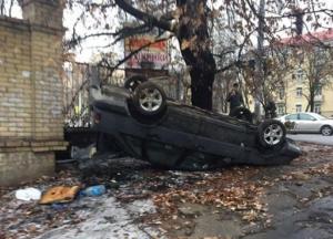 В Киеве пешеходы перевернули припаркованное на тротуаре авто (фото)