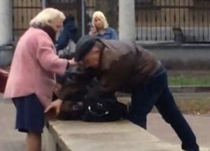 В центре Полтавы отец жестоко избил дочь (ВИДЕО)