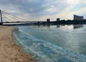 Екологи пояснили зеленувате забарвлення води та піну в Дніпрі