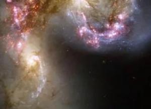 Космический телескоп Hubble снял галактики, разрывающие друг друга (фото)