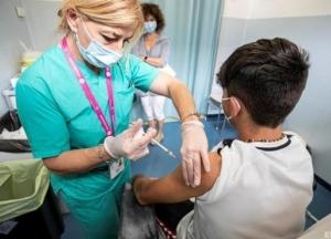 Великобритания начинает массовую COVID-вакцинацию подростков