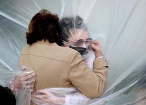 Ученые рассказали о пользе объятий