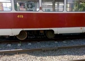 В Киеве трамвай сошел с рельсов (видео)