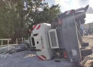 В Киеве перевернулся строительный кран: на видео попал момент падения