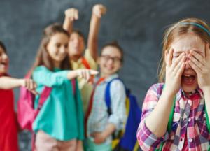 "Винна школа і тиск системи": у Києві 12-річна дівчинка вистрибнула з 22 поверху (відео)