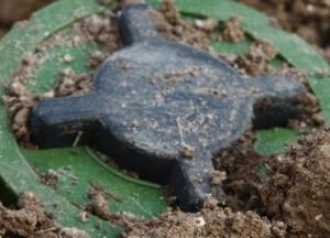 Двое украинских военных на Донбассе подорвались на мине