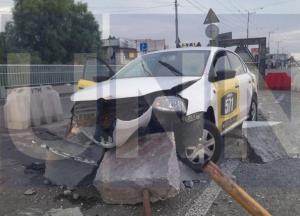Водитель такси заснул за рулем и влетел в место дорожных работ