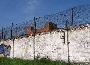 Во Львове двух заключенных сняли с ограды колонии
