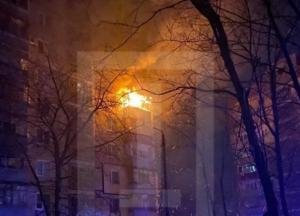 У Кривому Розі палає багатоповерхівка: РФ атакує місто шахедами, лунають вибухи (відео)