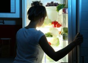 Названы продукты, которые нельзя есть на ночь: они могут вызвать бессонницу