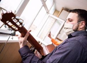 Четверо музыкантов устроили джазовый концерт на балконе в центре Львова (видео)