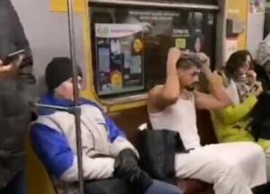 В Киеве мужчина помыл голову в вагоне метро (фото)